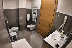 Bagno con doccia ampia