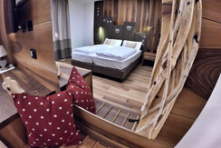 Matrimoniale riflessa nello specchio