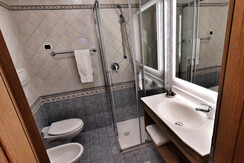 Bagno con doccia ampia