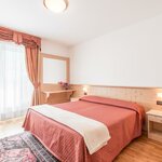 Foto di Camera a due letti, doccia