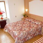  foto van Vierpersoonskamer, douche, WC