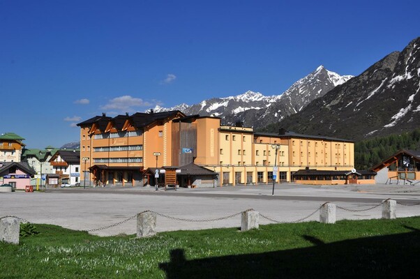 1-foto-esterno-estate-miramonti(2)