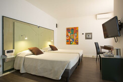 STANDARD TWIN BEDROOM