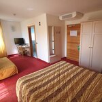  Photo of Family room, shower or bathtub, no smoker