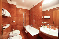 Hotel Europa Riva dlx superior bagno1