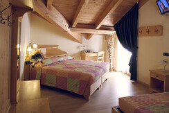camera tripla (2)