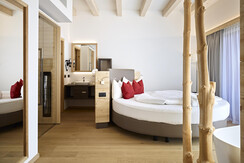 Suite Alpine prospettiva letto tondo con tronchi b