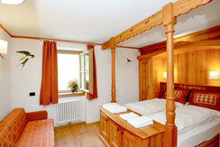 camera letto matrimoniale con divano letto singolo