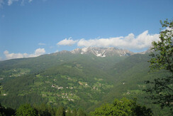 la valle a giugno dalla baita