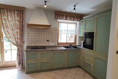 cucina con vista sul terrazzo