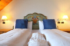 Hotel Bellacosta camera superior letto