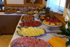 Colazione buffet affettati hotel Miralago Pergine