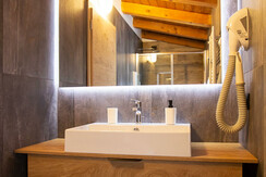 Bagno in camera con ampia doccia