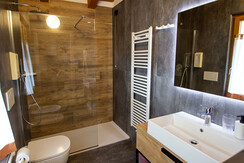 Bagno in camera con ampia doccia