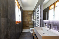 Bagno in camera con ampia doccia