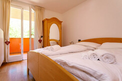 Particolare letto matrimoniale BILO 5 e balcone