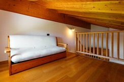 Divano letto matrimoniale sul soppalco MANSARDA