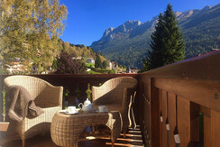 balcone 3 con colori autunnali tavolino con tazze 