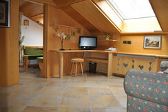 angolo soggiorno cn cucina 5a