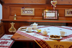 5b tavolo con tazze e strudel