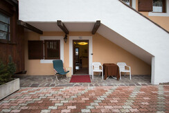 Entrata con spazio recintato