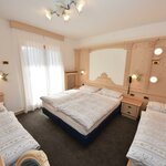 Zdjęcie Pokój czteroosobowy, prysznic, WC