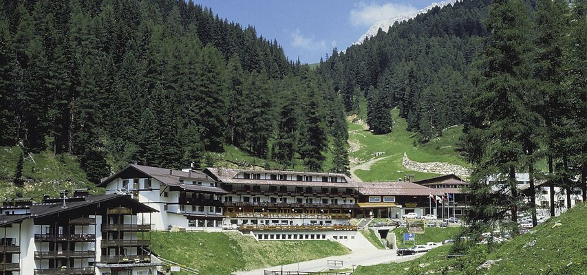 View of the Hotel in summer | © Sport Hotel Pampeago S.R.L.