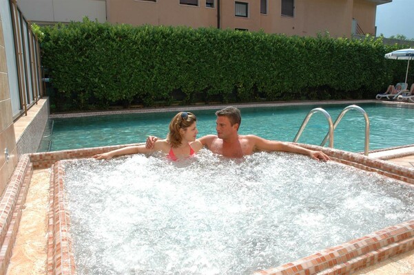 whirlpool piscina Schwimmbad swimming pool Magnoli