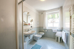 bagno camera quadrupla a canazei_camere a canazei_