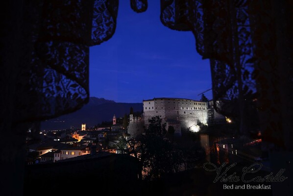 View of the castle at night - B&B Vista Castello