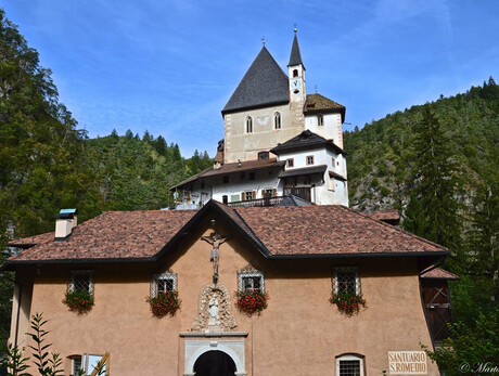Escursione tra i meli in fiore al Santuario di San Romedio 