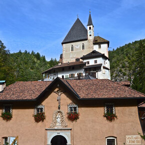 Escursione tra i meli in fiore al Santuario di San Romedio 