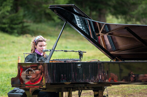 FRIDA BOLLANI MAGONI, UNA MAGIA DI NOTE E DI GIOCHI DI ECHI CON LE ROCCE