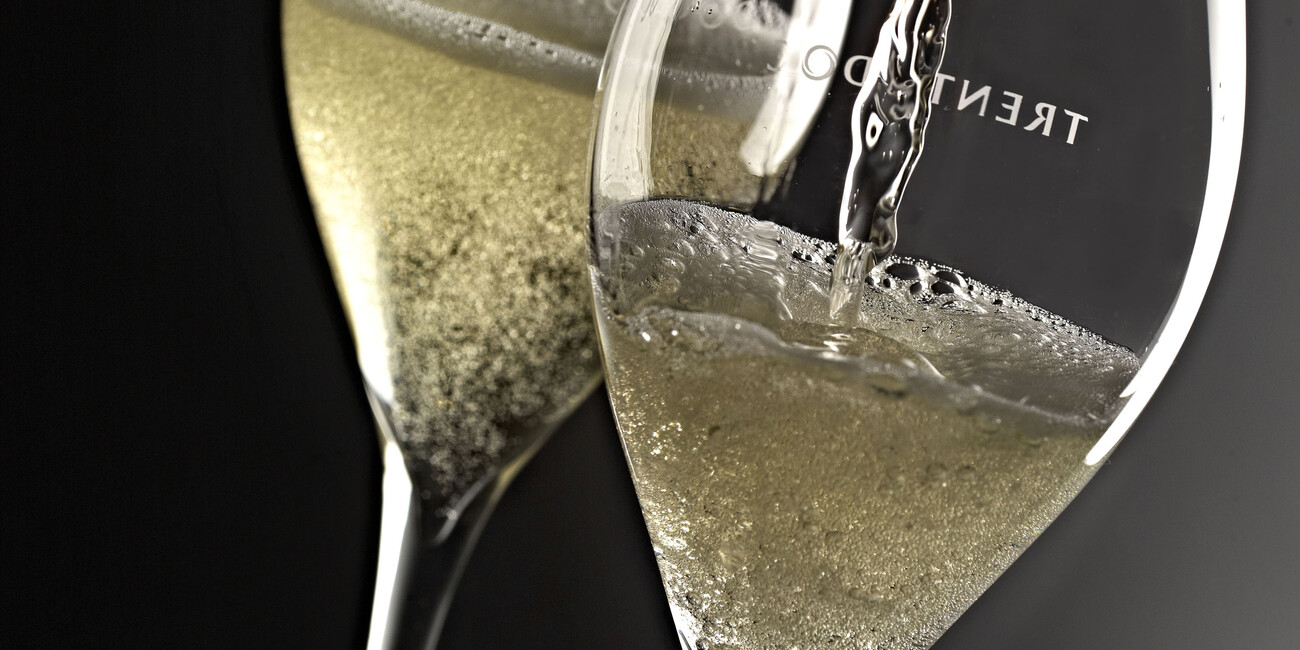 Trentodoc sparkling wine, dairy products and fruit and vegetables THE STORY OF THE LAND CONTINUES AT THE TABLE #4