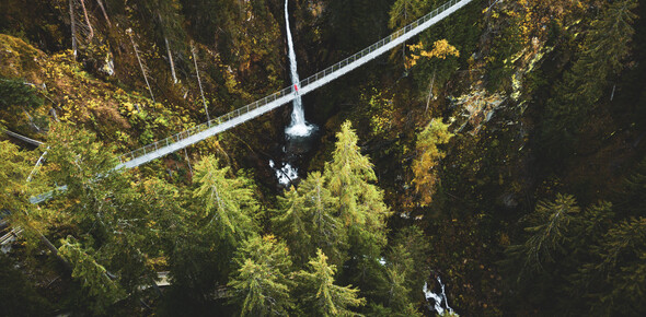 Val di Rabbi - Cascata Ragaiolo - Emozione e adrenalina sul Ponte sospeso  | © Simone Mondino