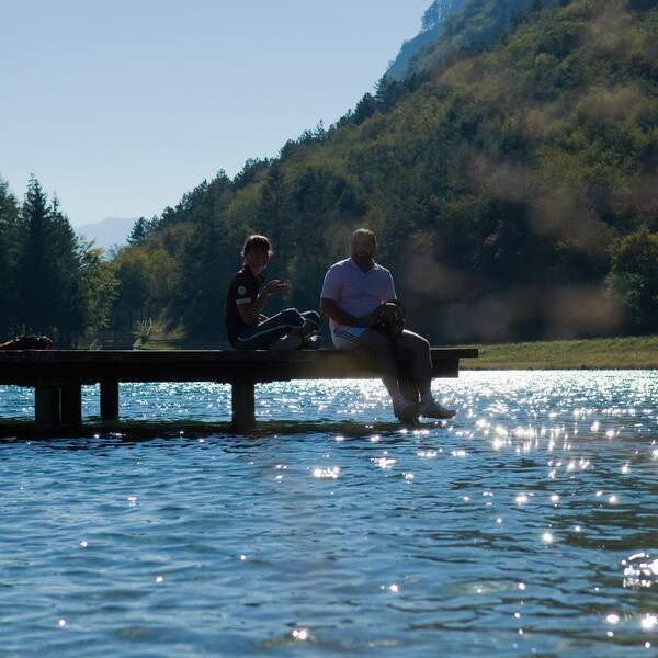 Lago di Nembia - ciclisti in relax