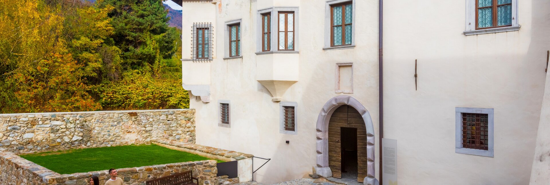 Val di Sole - Caldes - Castel Caldes - Ragazzi in visita al castello | © Graziano Panfili