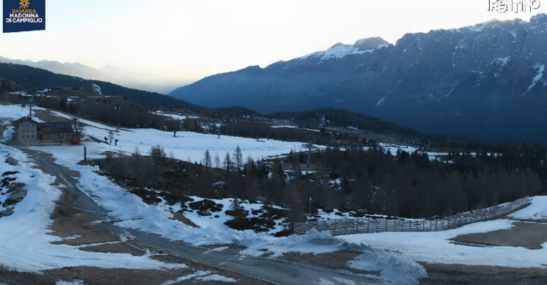 Webcam Madonna di Campiglio (Skiarea Campiglio Dolomiti di Brenta - Val di Sole Val Rendena) - Rifugio Viviani