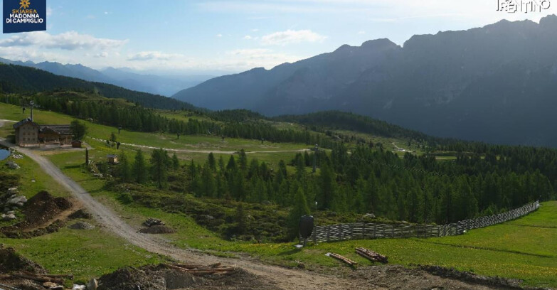 Webcam Madonna di Campiglio (Skiarea Campiglio Dolomiti di Brenta - Val di Sole Val Rendena) - Rifugio Viviani