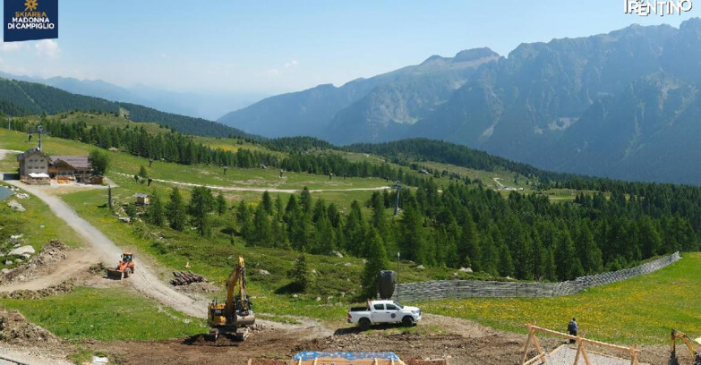 Webcam Madonna di Campiglio (Skiarea Campiglio Dolomiti di Brenta - Val di Sole Val Rendena) - Rifugio Viviani