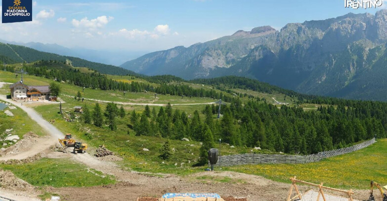 Webcam Madonna di Campiglio (Skiarea Campiglio Dolomiti di Brenta - Val di Sole Val Rendena) - Rifugio Viviani