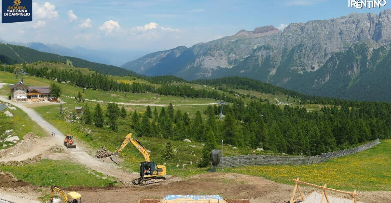 Webcam Madonna di Campiglio (Skiarea Campiglio Dolomiti di Brenta - Val di Sole Val Rendena) - Rifugio Viviani