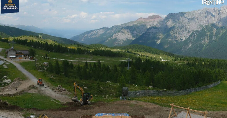 Webcam Madonna di Campiglio (Skiarea Campiglio Dolomiti di Brenta - Val di Sole Val Rendena) - Rifugio Viviani
