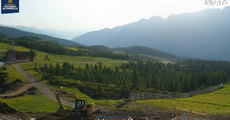 Webcam Madonna di Campiglio (Skiarea Campiglio Dolomiti di Brenta - Val di Sole Val Rendena) - Rifugio Viviani