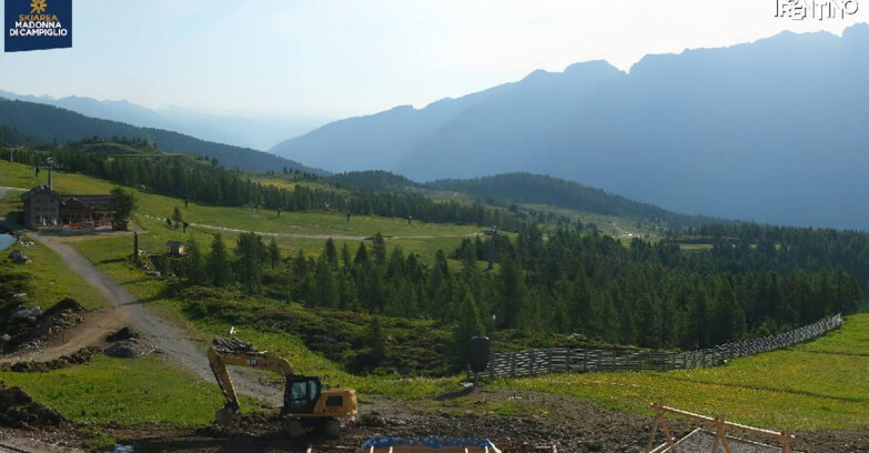 Webcam Madonna di Campiglio (Skiarea Campiglio Dolomiti di Brenta - Val di Sole Val Rendena) - Rifugio Viviani