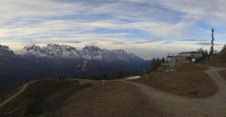 Webcam Ski area Campiglio Dolomiti di Brenta Val di Sole Val Rendena - Seggiovia Malghette Vista sul Brenta