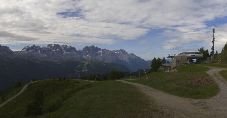 Webcam Ski area Campiglio Dolomiti di Brenta Val di Sole Val Rendena - Seggiovia Malghette Vista sul Brenta