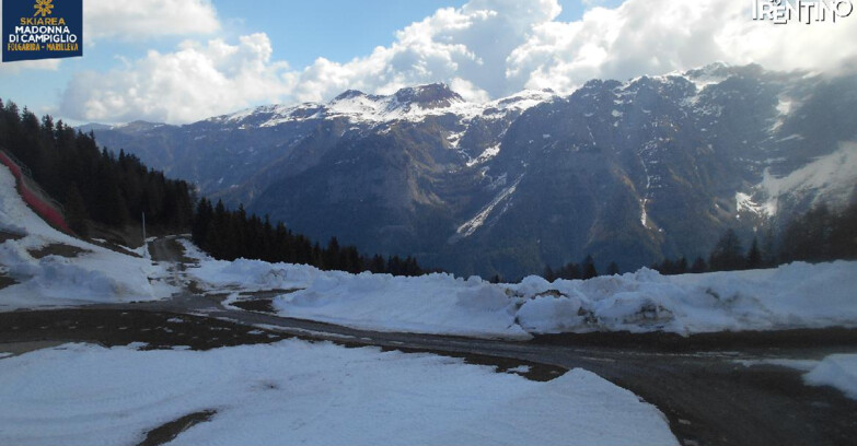Webcam Folgarida-Marilleva  (Skiarea Campiglio Dolomiti di Brenta - Val di Sole Val Rendena) - Pista delle Rocce - Folgarida