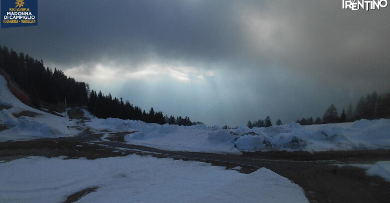 Webcam Folgarida-Marilleva  (Skiarea Campiglio Dolomiti di Brenta - Val di Sole Val Rendena) - Pista delle Rocce - Folgarida