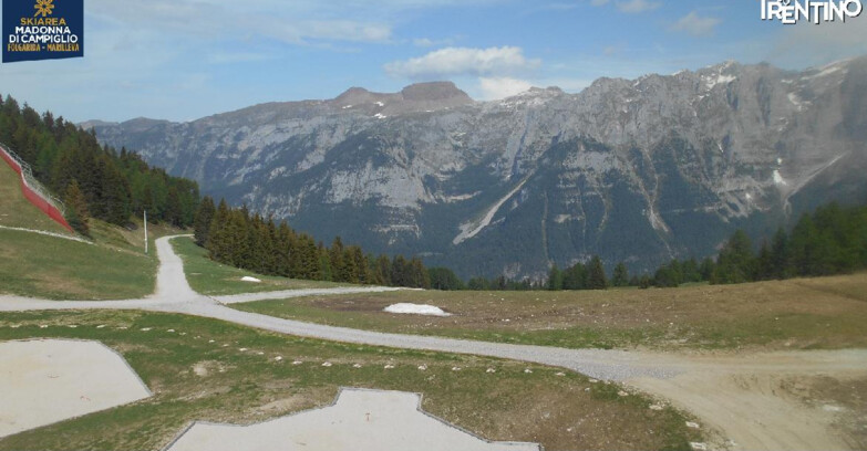 Webcam Folgarida-Marilleva  (Skiarea Campiglio Dolomiti di Brenta - Val di Sole Val Rendena) - Pista delle Rocce - Folgarida